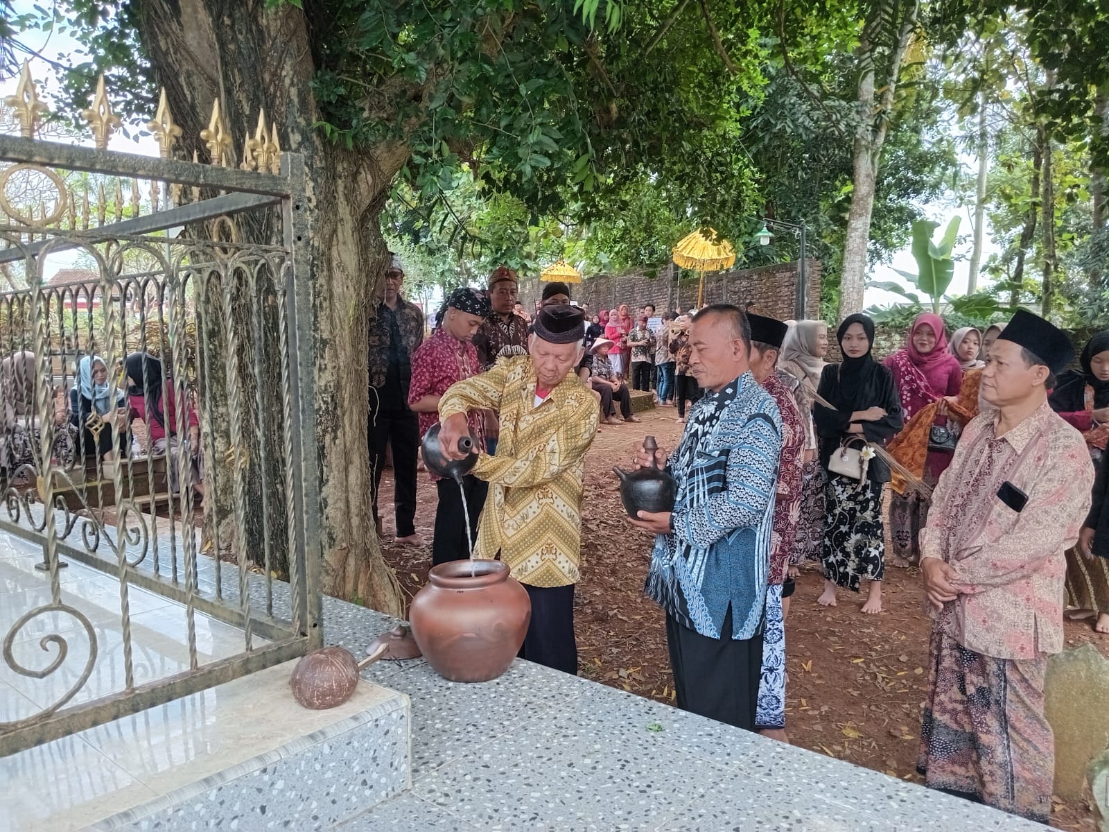 Apitan Warga Ampel Gading Kalisegoro, Melestarikan Budaya, Menjaga Lingkungan
