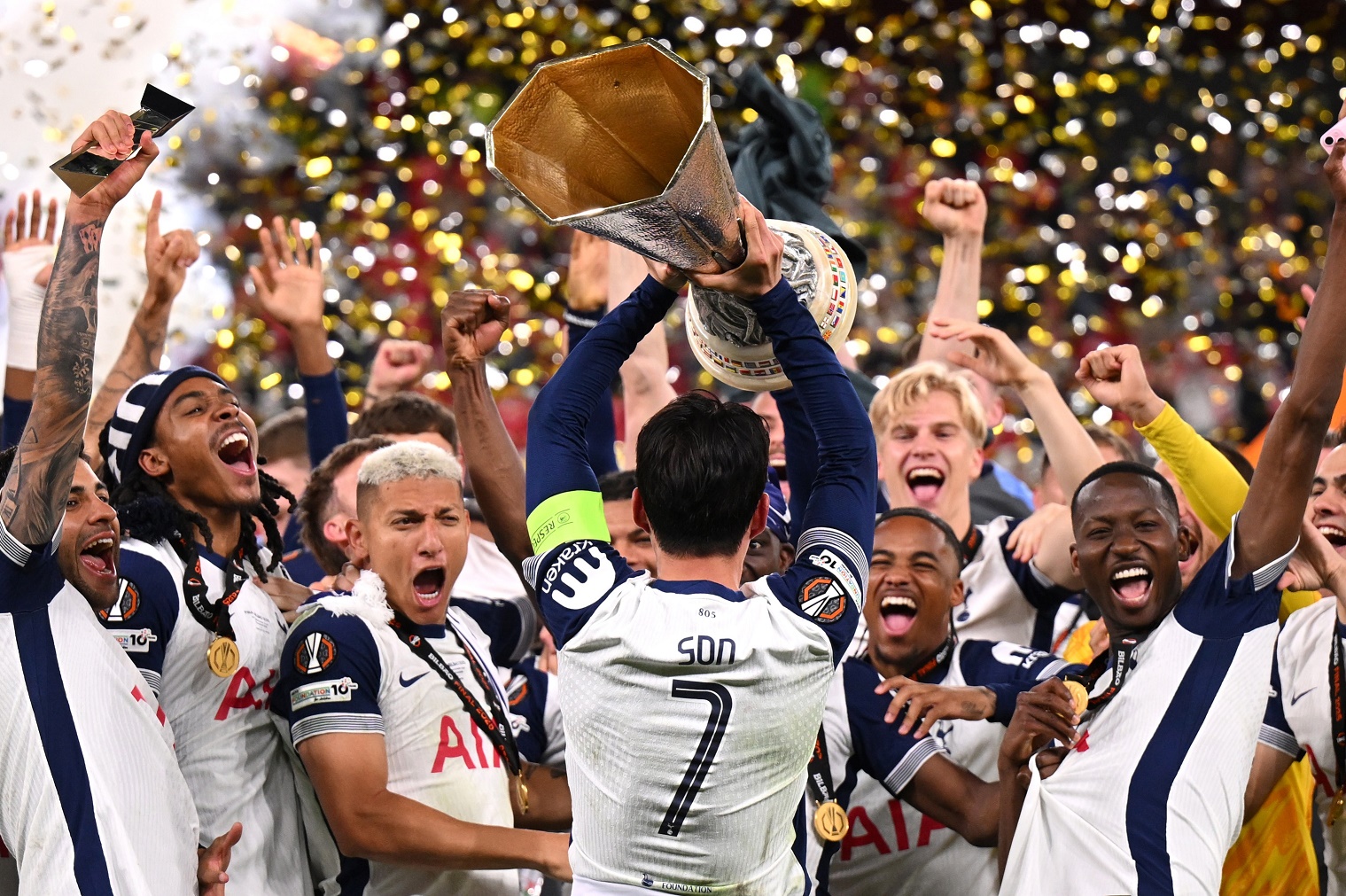 Tottenham Angkat Trofi Juara, Manchester United Merana