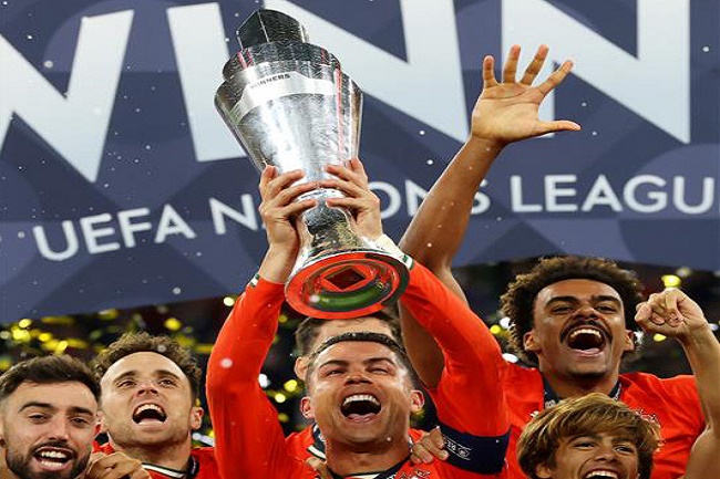 Ronaldo Angkat Trofi, Portugal Juara UEFA Nations League