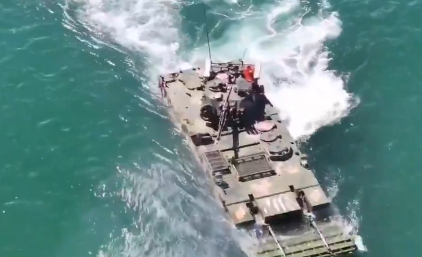 China Rilis Rekaman Tank Amfibi Latihan di Laut Cina Selatan