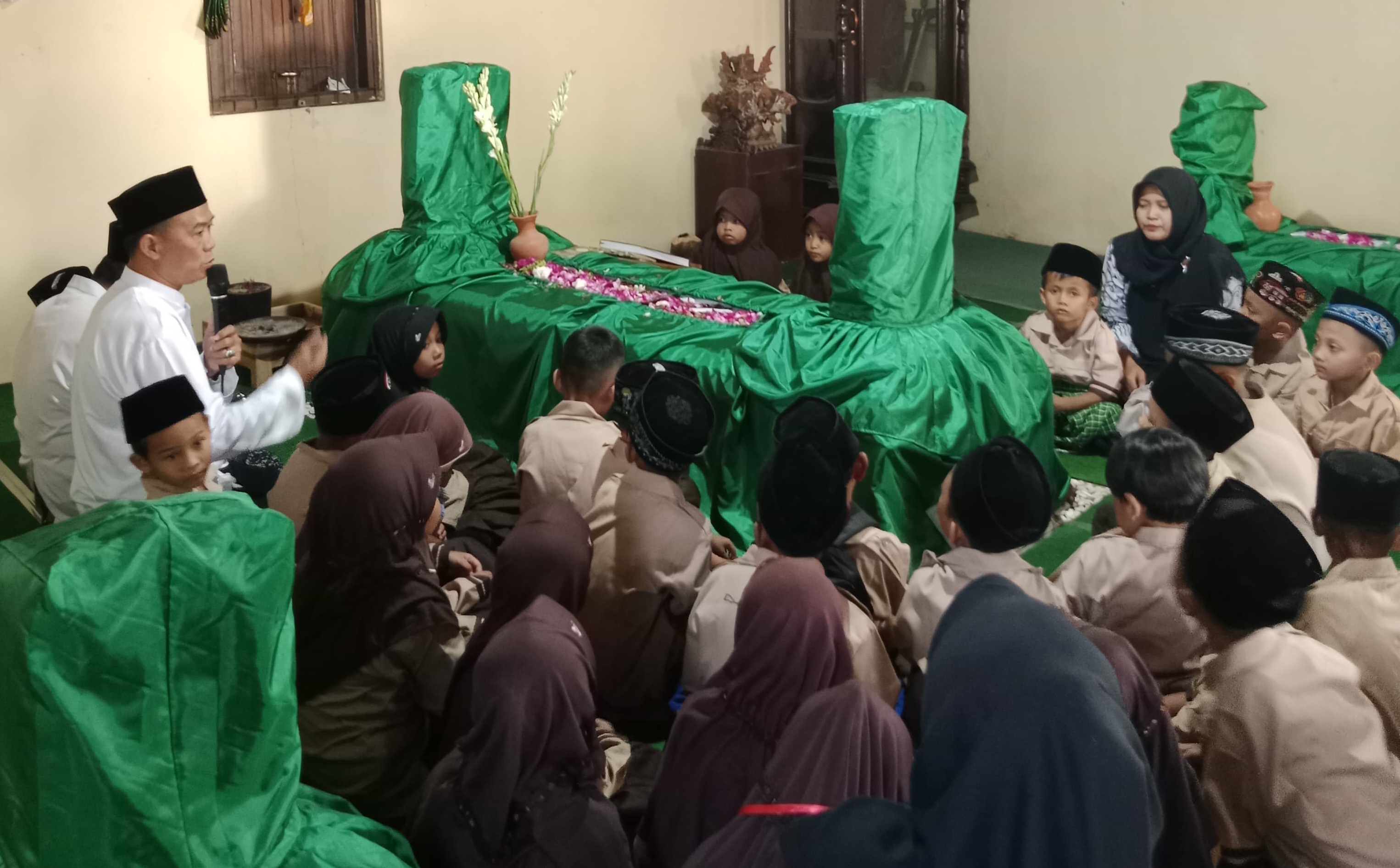 Eduwisata SDN 1 Bakalan: Ziarah ke Makam Adipati Tjitrosomo hingga Industri Kasur dan Bantal
