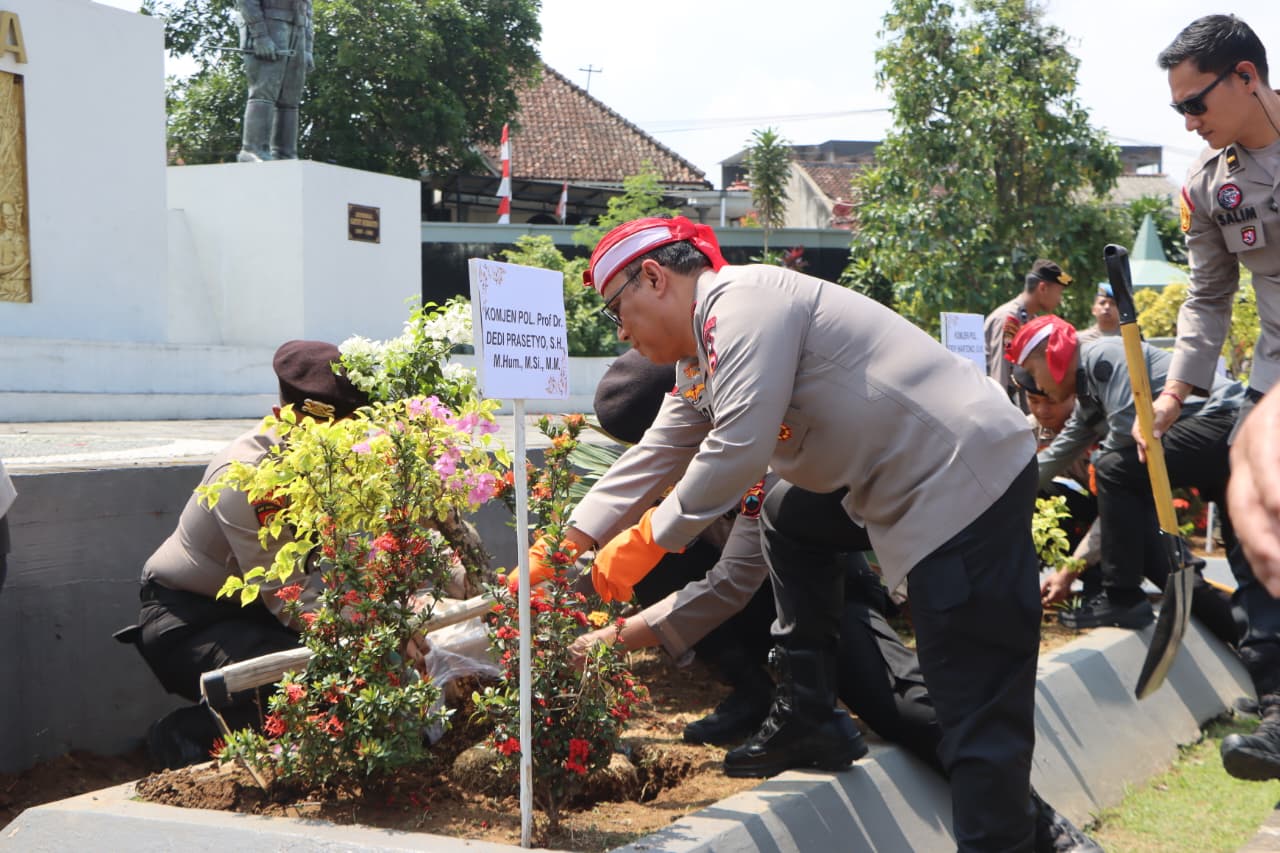 Alumni Akpol 1990 Tanam Pohon di Kawasan Monumen Palagan Ambarawa