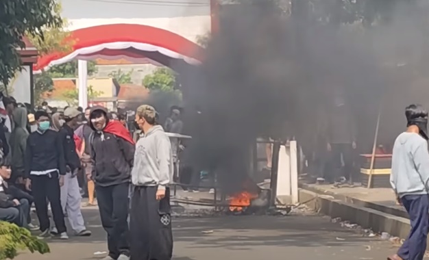 Massa Juga Bakar Gedung DPRD Kota Pekalongan