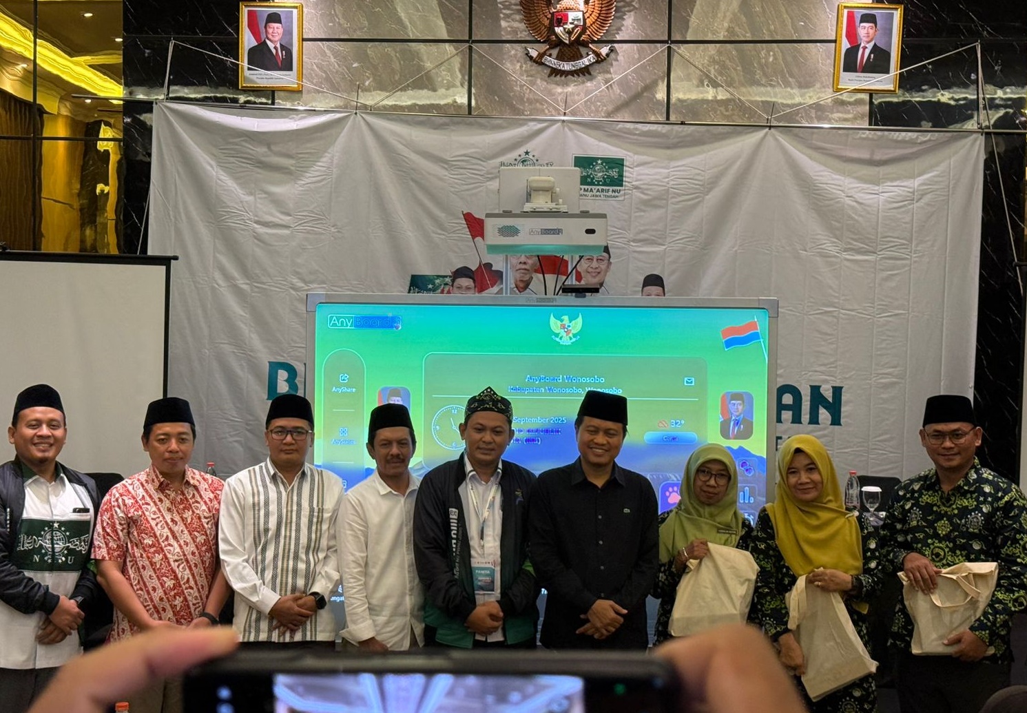 FPKB DPRD Jateng Bantu Smartboard Sejumlah SMK Maarif