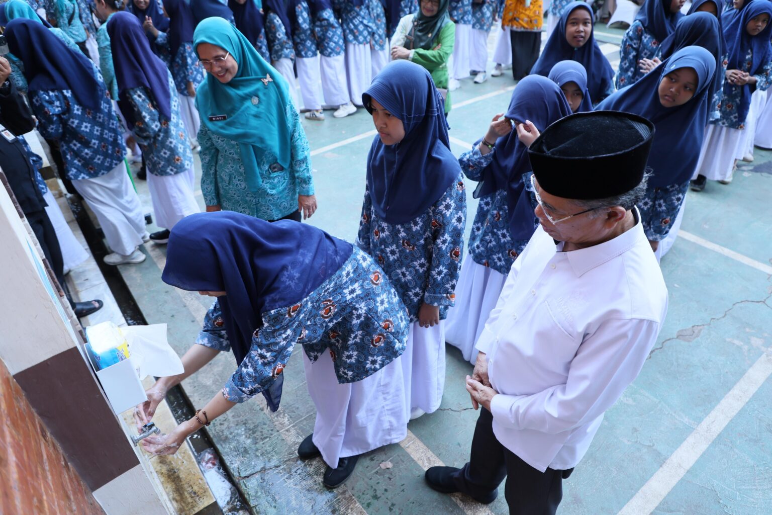 Ajak Santri untuk Menjadi Pahlawan Cuci Tangan