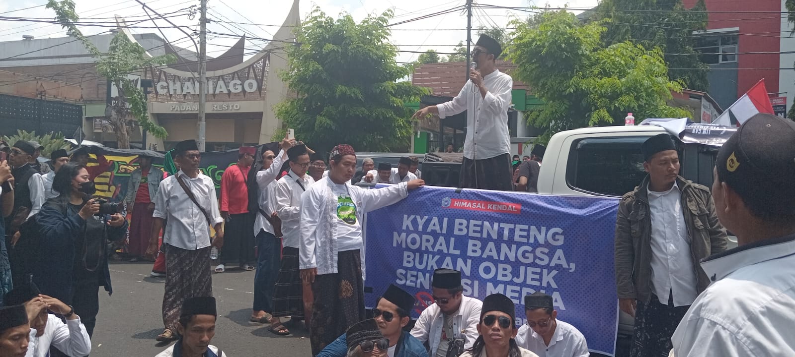 Alumni Santri Lirboyo Gelar Aksi di KPID Jateng, Minta Trans7 Dijatuhi Sanksi Berat