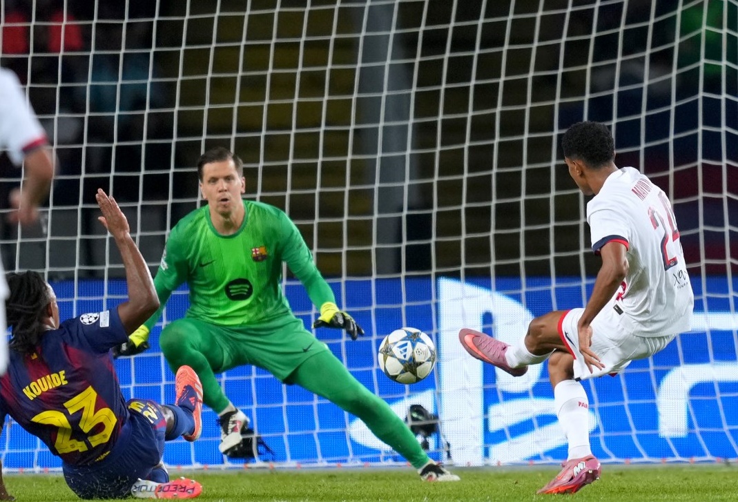 Juara Bertahan PSG Bungkam Barcelona