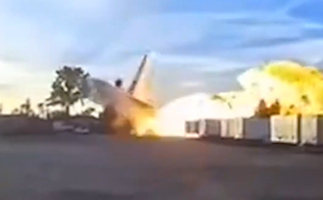 Pesawat Kargo Terbakar Lalu Meledak, 3 Tewas