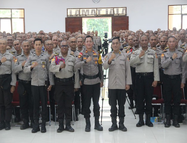 Mabes Polri Undang Kapolsek yang Viral Ultah Dirayakan Warga Hingga Menangis Haru