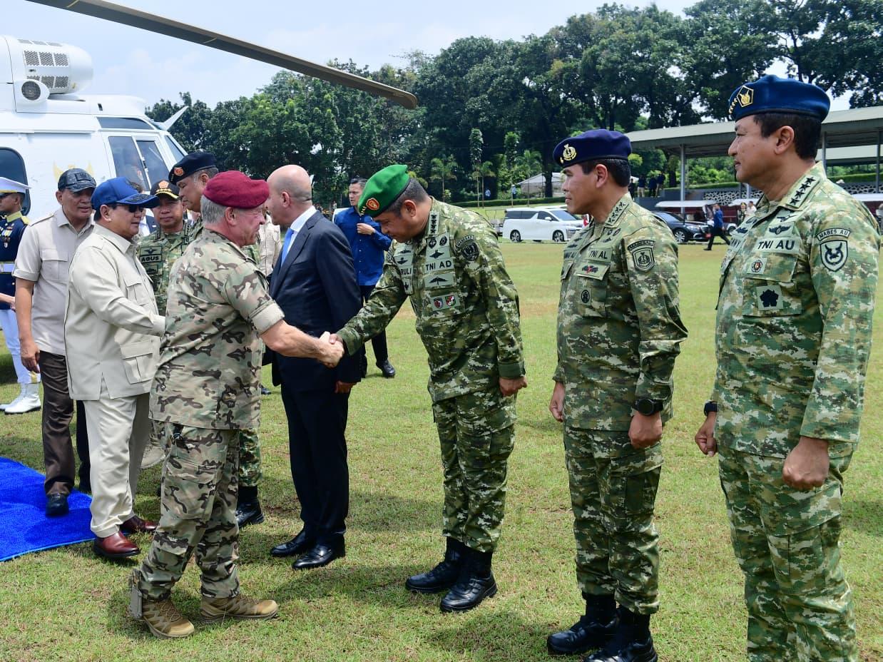 Prabowo-Raja Abdullah Saksikan Demonstrasi Drone 