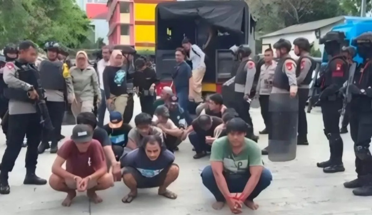 BNN-Polda Metro Ringkus 18 Orang di Kampung Bahari
