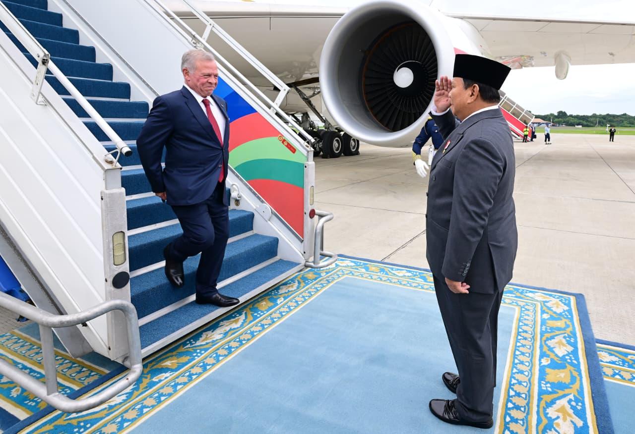 Presiden Prabowo Sambut Langsung Kedatangan Raja Abdullah