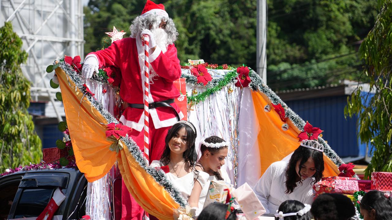 Karnaval Santa Claus Tandai Dimulainya Perayaan Natal