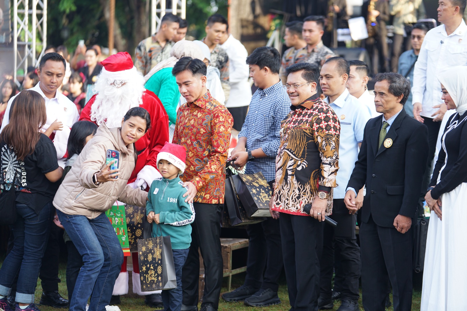 Pecah! Gibran bagikan Ribuan Kado Natal di Salatiga