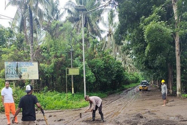 Banjir Lahar Dingin Lewotobi Laki-Laki Timbun Jalan Lintas Flores