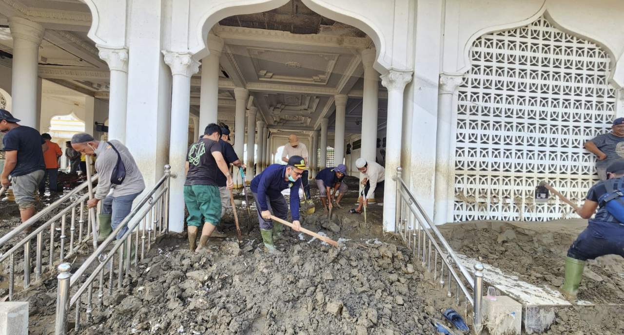 Kerahkan Relawan Bersihkan Masjid dan Madrasah