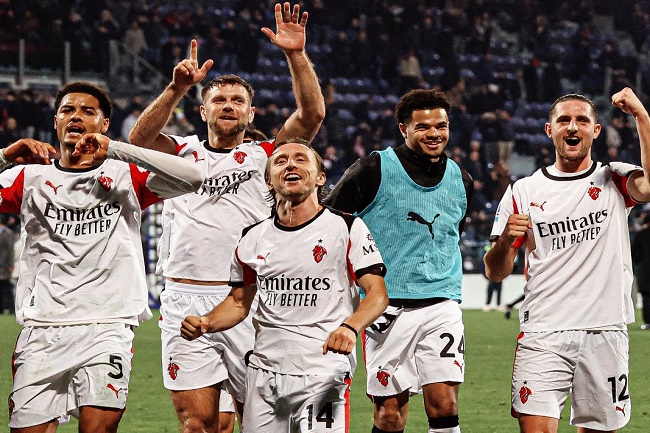 Saling Sikut, AC Milan Gusur Inter