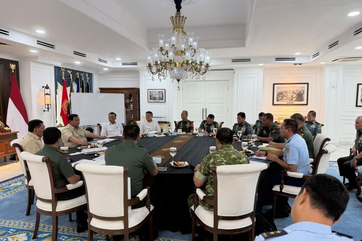 Prabowo Kumpulkan Pimpinan TNI di Istana, Beri Arahan soal Strategi Pertahanan