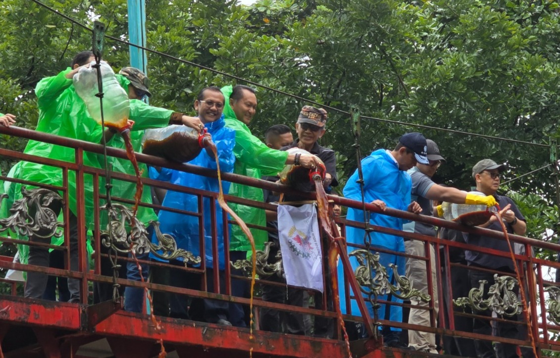 Gemabudhi Bersama KLH Tuang 10.000 Liter Eco Enzyme di Sungai Jelentreng