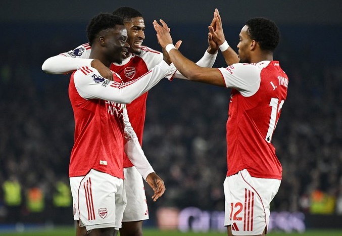 Manchester City Tertahan, Arsenal Menjauh