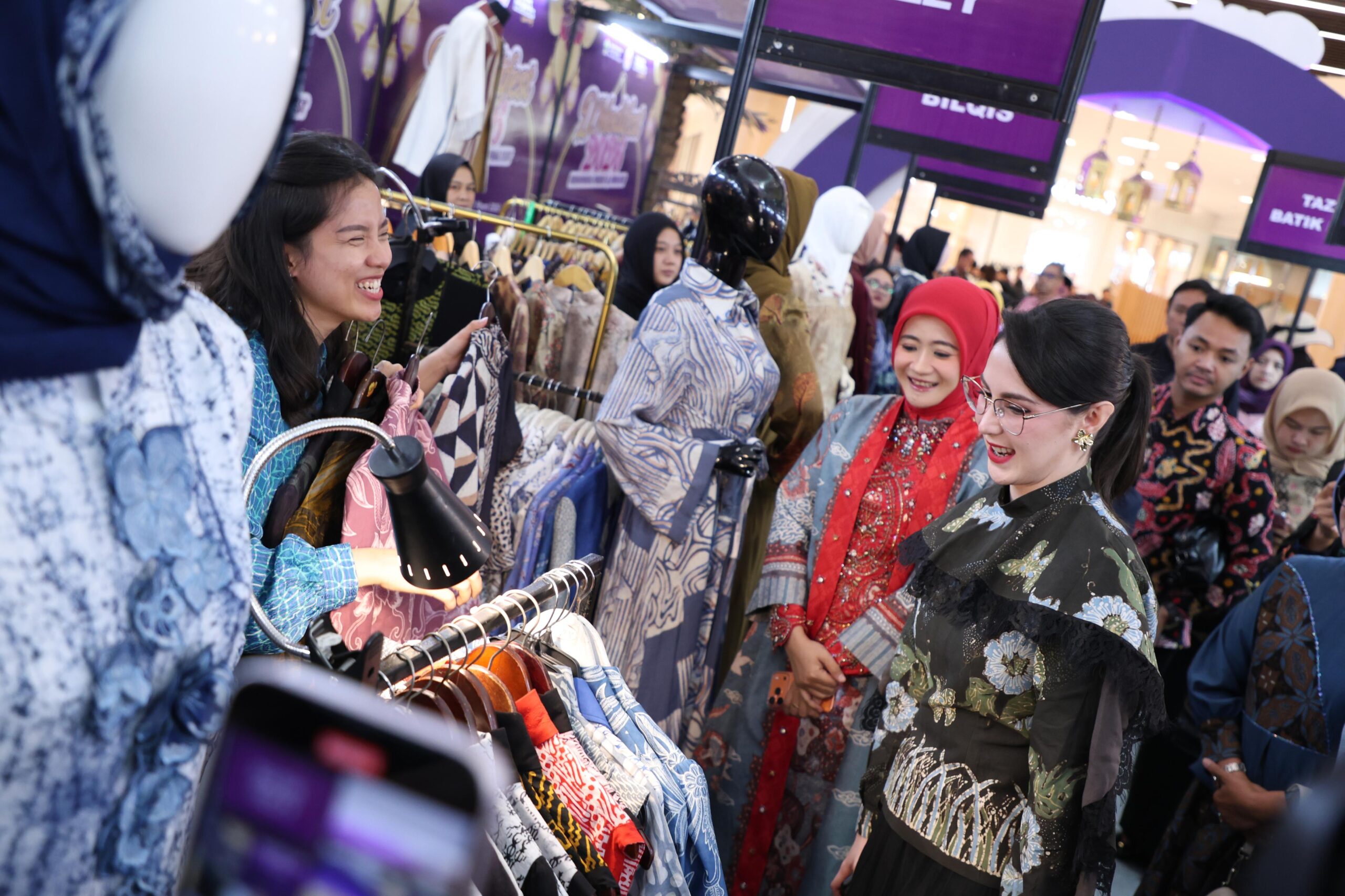 Arumi Bachsin Kagumi Kekuatan Industri Batik Jawa Tengah