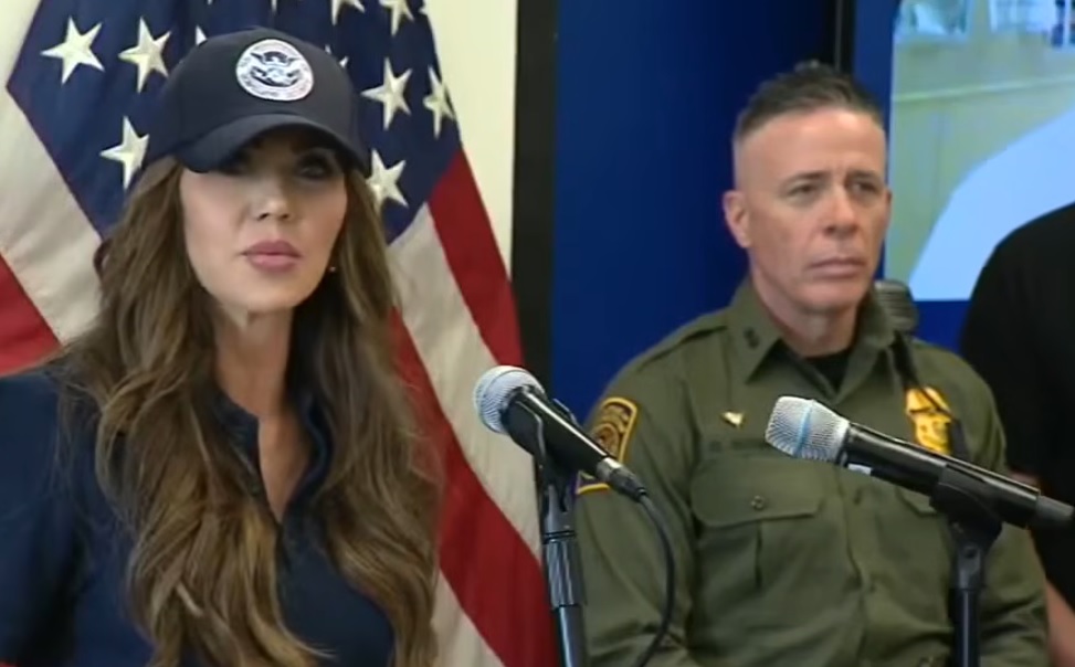 Donald Trump Pecat Menteri Keamanan Dalam Negeri