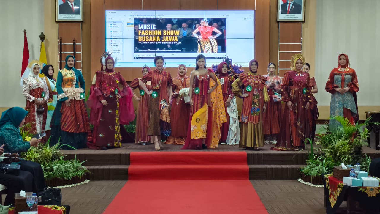 Konsep Rengganis Juara Lomba Desain Busana Tenun Troso
