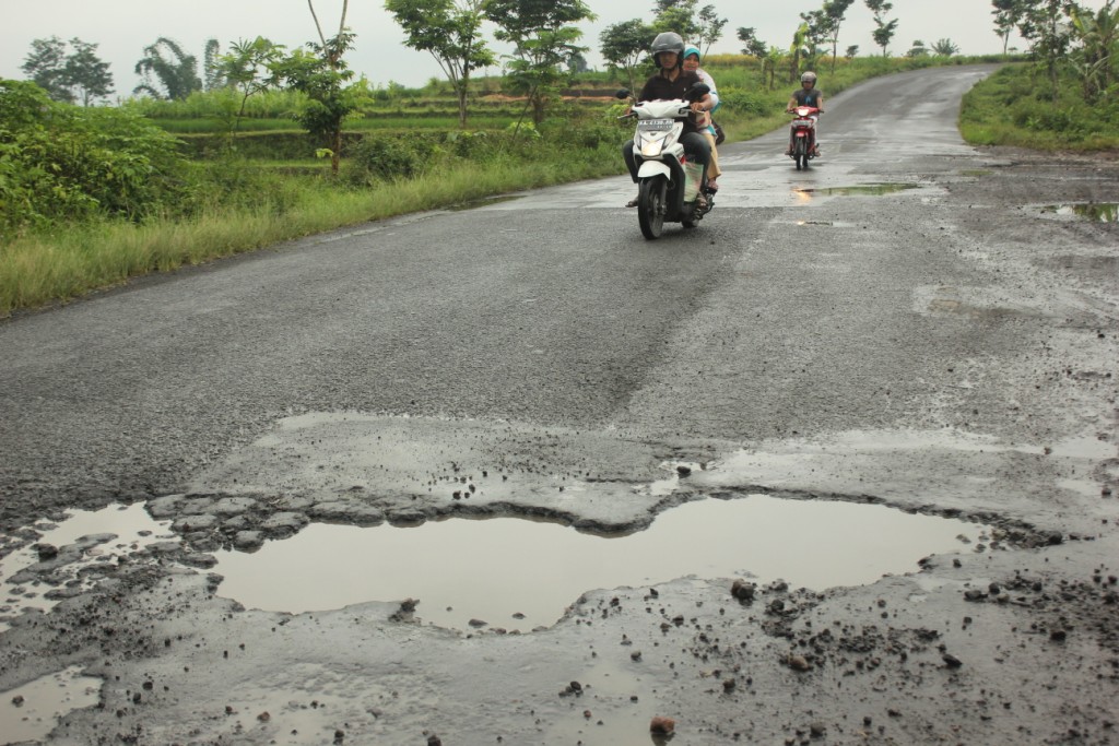 Perbaikan Jalan Rusak Harus Menjadi Prioritas