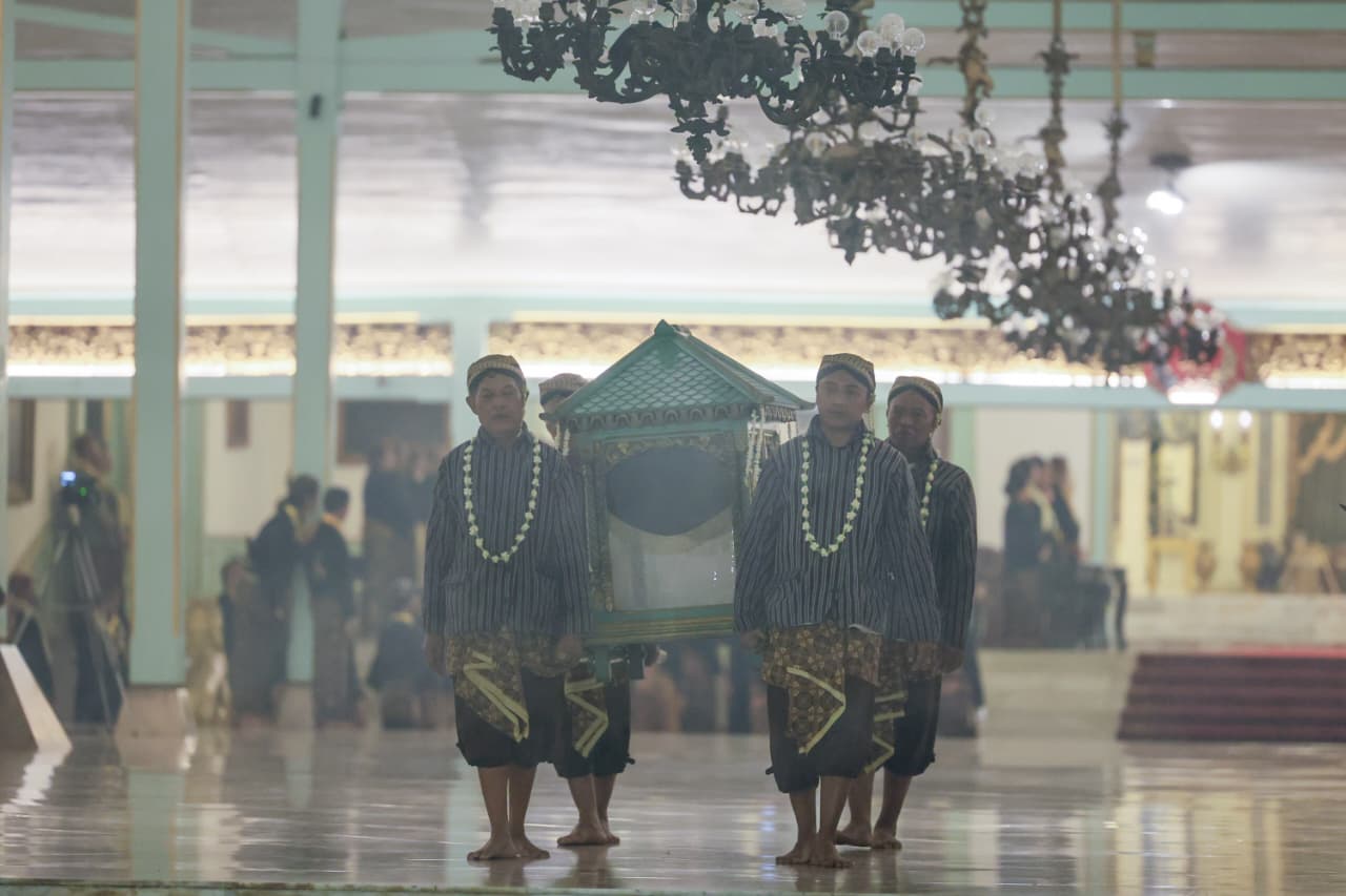 Ribuan Warga Antusias Saksikan Kirab Malam 1 Suro Mangkunegaran