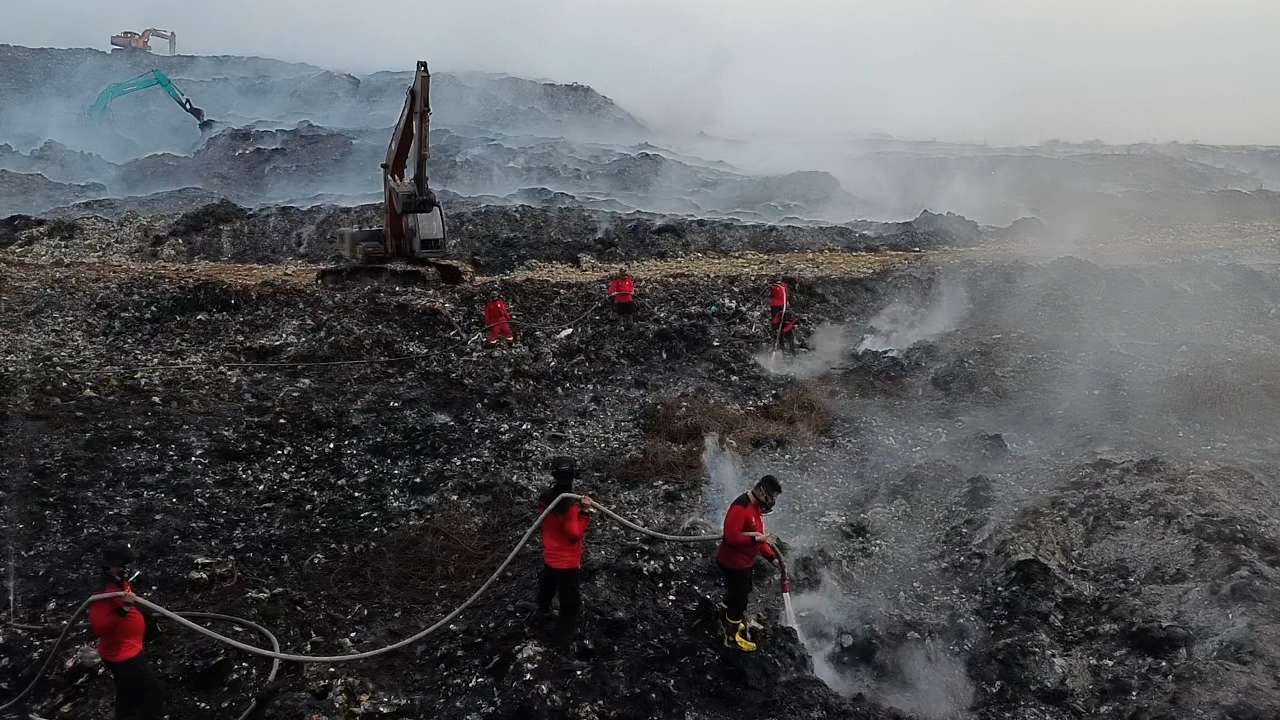 Kebakaran TPA Jatiwaringin Jadi Alarm Perbaikan Tata Kelola Sampah Nasional  
