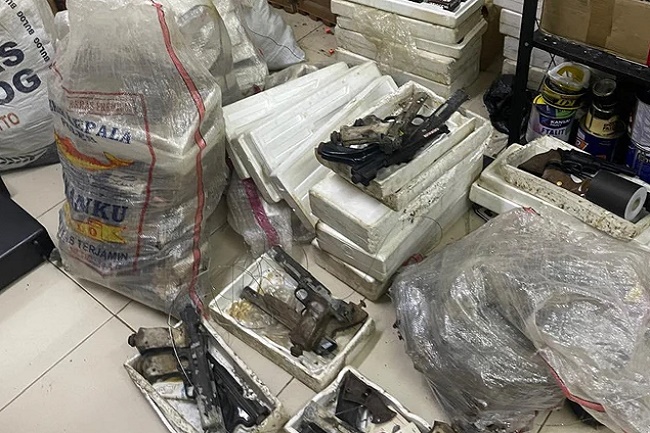 Polisi Temukan Ratusan Senjata di Sebuah Yayasan