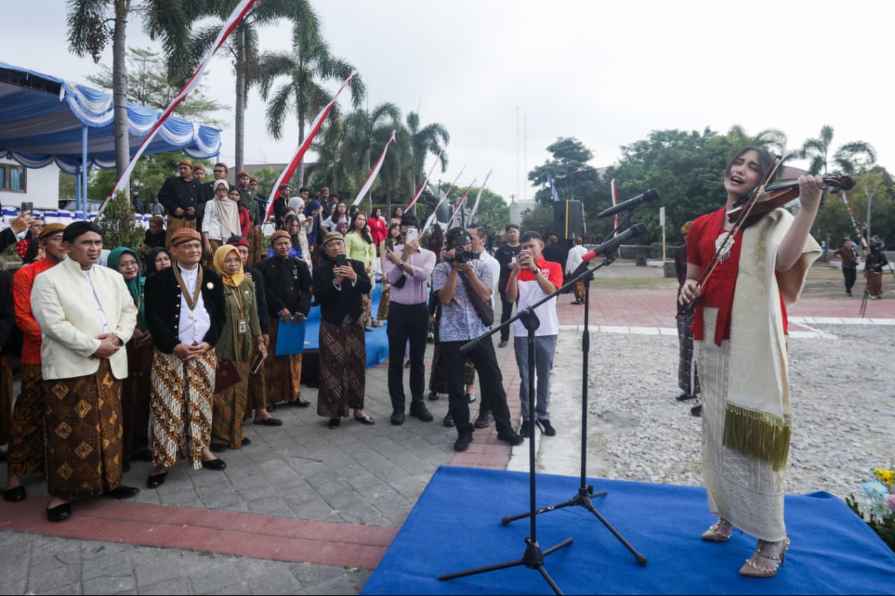 Suara Emas Cicit Keponakan WR Soepratman Pukau Peserta Upacara Hari Jadi ke-81 Jawa Tengah