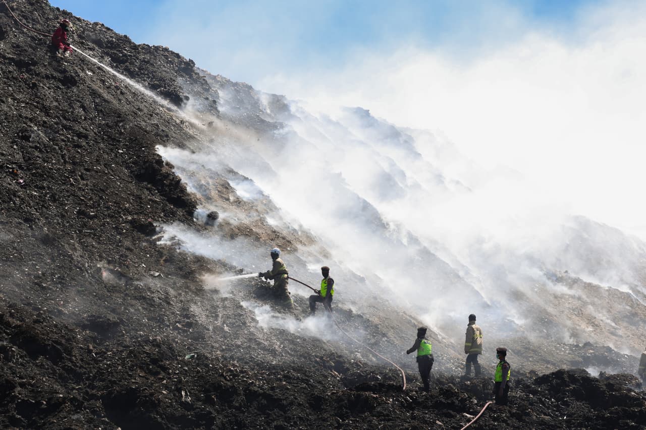 Area Terbakar TPA Putri Cempo Capai 4,4 Ha