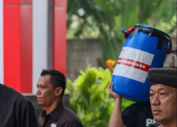 KPK Angkut Tong Penyimpan Uang dalam OTT Bupati Klaten
